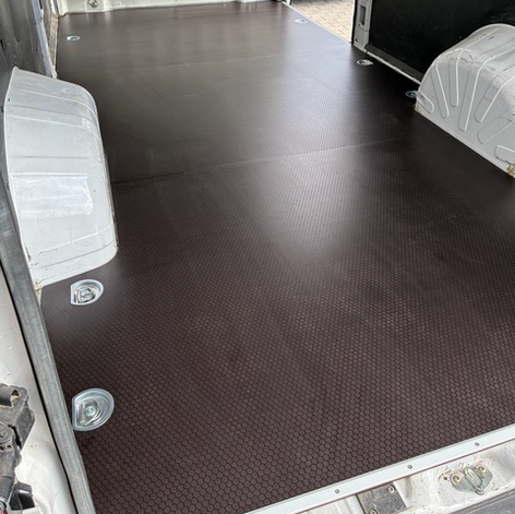 Laderaum eines Transporters mit Boden aus Siebdruckplatten